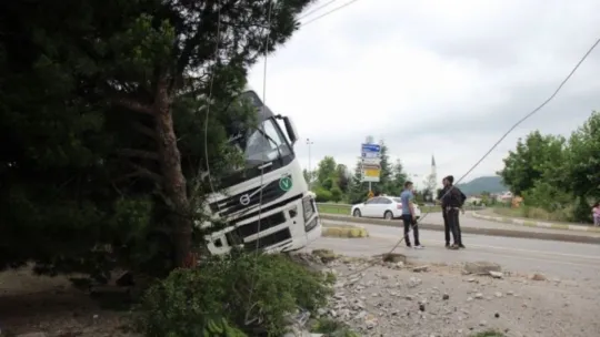 Kocaeli'de kontrolden çıkan TIR elektrik direğini yerinden kopardı!