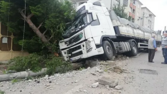 Kocaeli'de kontrolden çıkan TIR elektrik direğini yerinden kopardı!