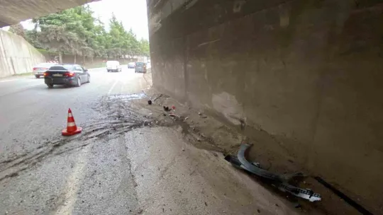 Kontrolden çıkan otomobil köprü ayağına çarptı