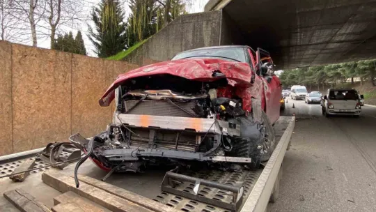 Kontrolden çıkan otomobil köprü ayağına çarptı