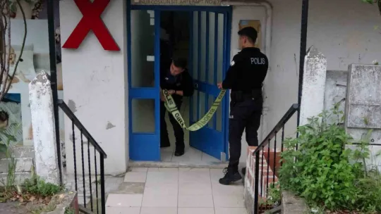 Önce eşinin sonra kendi kafasına sıktı