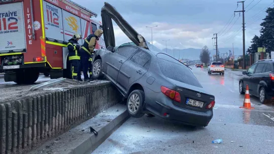 Kocaeli'de korkutan kaza: Otomobil bariyerlere ok gibi saplandı
