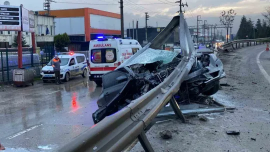 Kocaeli'de korkutan kaza: Otomobil bariyerlere ok gibi saplandı