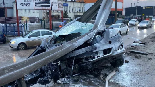Kocaeli'de korkutan kaza: Otomobil bariyerlere ok gibi saplandı