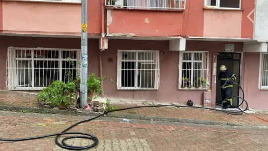 Korkutan yangın: 2 kişi dumandan etkilendi