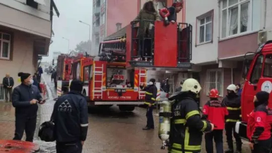 Korkutan yangın: 2 kişi dumandan etkilendi