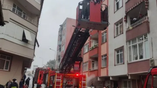 Korkutan yangın: 2 kişi dumandan etkilendi