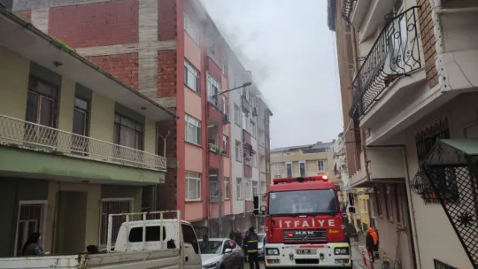 Korkutan yangın: 2 kişi dumandan etkilendi