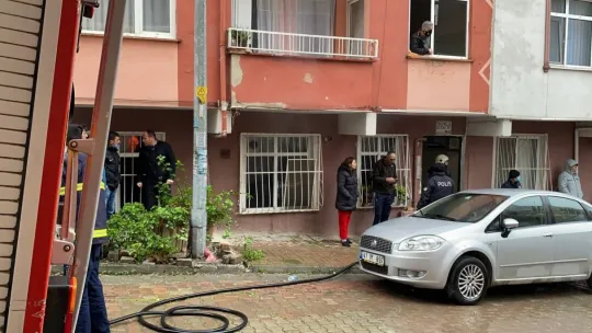 Korkutan yangın: 2 kişi dumandan etkilendi
