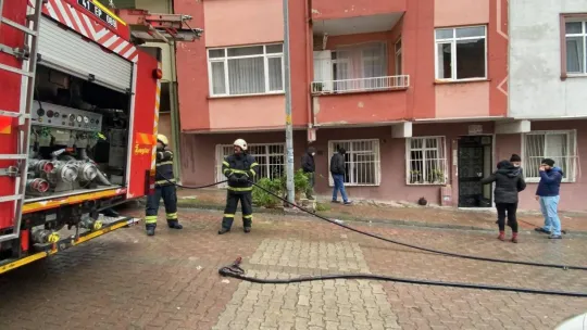 Korkutan yangın: 2 kişi dumandan etkilendi