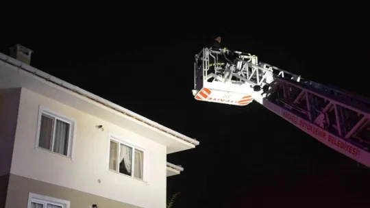 Kocaeli'de korkutan yangın: 7 kişi dumandan etkilendi