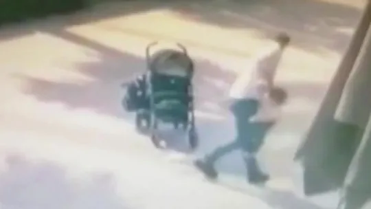 Kocaeli'de küçücük çocuğa şiddet kamerada!