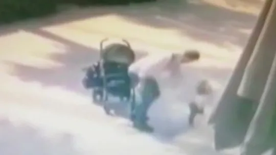 Kocaeli'de küçücük çocuğa şiddet kamerada!