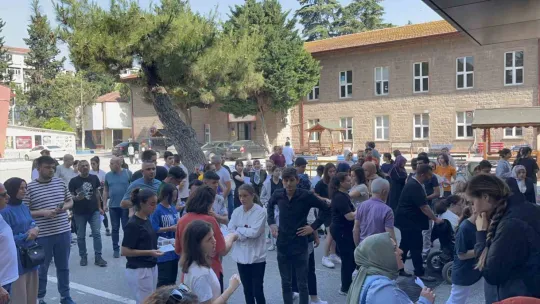 Çocuklar içeride aileler dışarıda ter döktü