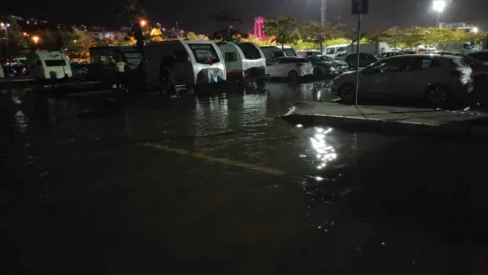 Kocaeli'deki otoparkın bir bölümü sular altında kaldı