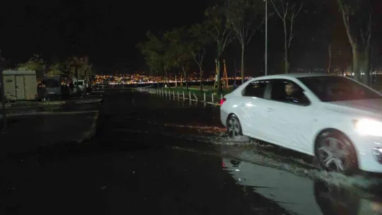 Kocaeli'deki otoparkın bir bölümü sular altında kaldı