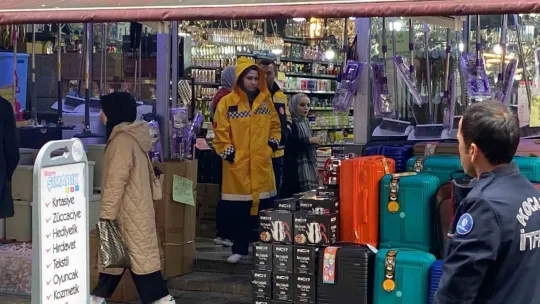 Kocaeli'de mağazanın deposunda yangın