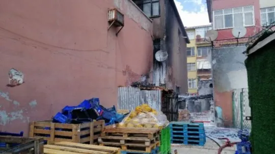 Kocaeli'de marketin deposu alev alev yandı!