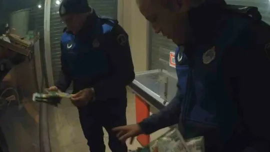 Kocaeli'de merdiven altı tavuk parçalama tesisine suçüstü