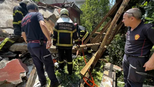 Kocaeli'de metruk ev çöktü: 2 kişi hayatını kaybetti