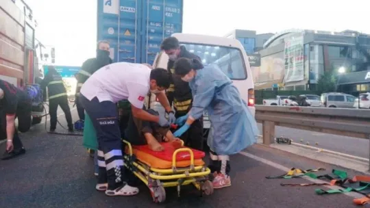 Kocaeli'de minibüs Tır'a çarptı!
