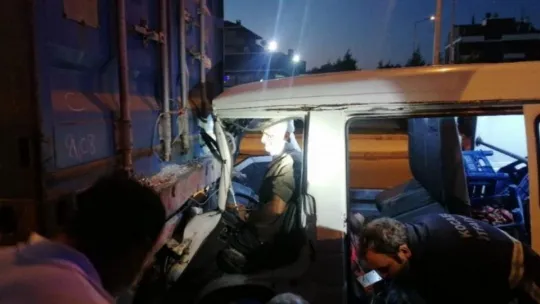 Kocaeli'de minibüs Tır'a çarptı!