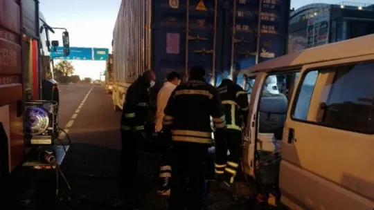Kocaeli'de minibüs Tır'a çarptı!