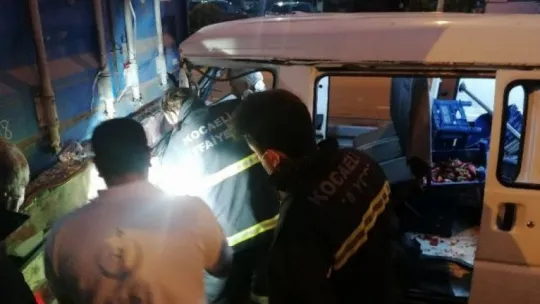 Kocaeli'de minibüs Tır'a çarptı!
