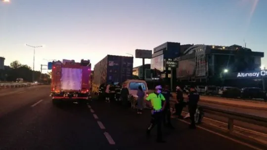 Kocaeli'de minibüs Tır'a çarptı!