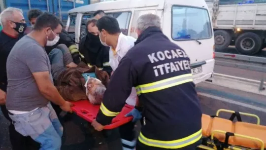 Kocaeli'de minibüs Tır'a çarptı!