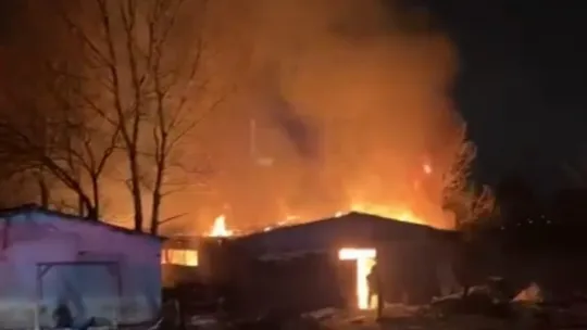 Kocaeli'de sünger deposu alevlere teslim oldu