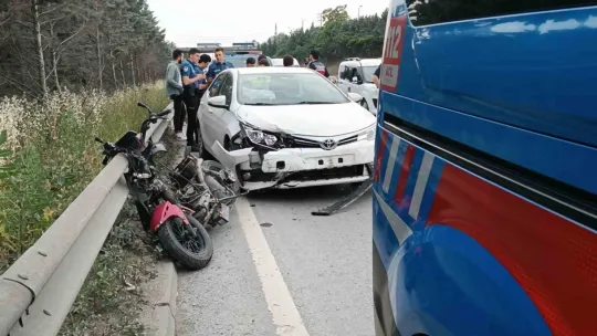 Kocaeli'de motosiklet bariyerlere çarptı