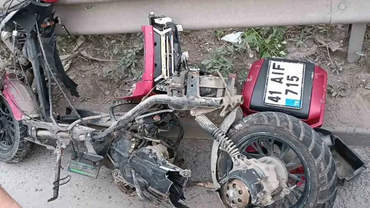 Kocaeli'de motosiklet bariyerlere çarptı