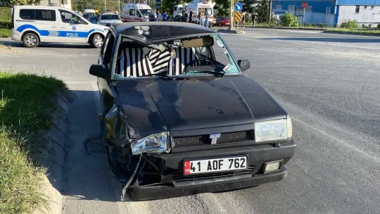 Kocaeli'de motosiklet ile otomobil çarpıştı: 3 yaralı