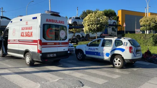 Kocaeli'de motosiklet ile otomobil çarpıştı: 3 yaralı