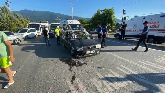 Kocaeli'de motosiklet ile otomobil çarpıştı: 3 yaralı