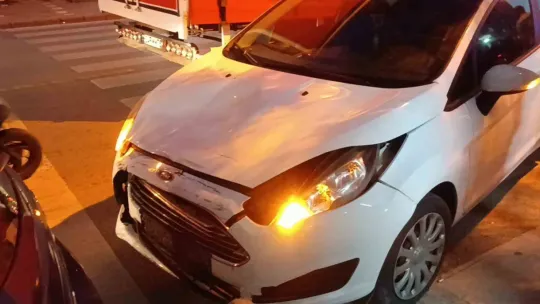 Kocaeli'de motosiklet ile otomobil kafa kafaya çarpıştı: 2 yaralı
