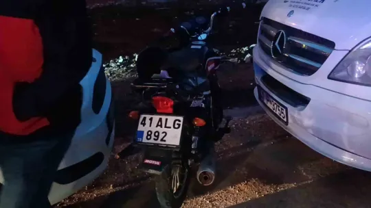Kocaeli'de motosiklet ile otomobil kafa kafaya çarpıştı: 2 yaralı