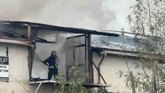 Kocaeli'de mutfak tezgahları üretim tesisinde korkutan yangın