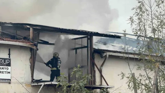 Kocaeli'de mutfak tezgahları üretim tesisinde korkutan yangın