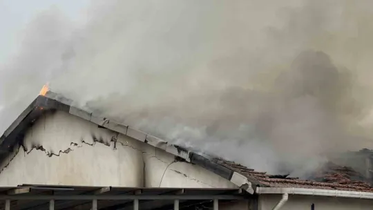 Kocaeli'de mutfak tezgahları üretim tesisinde korkutan yangın