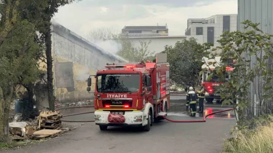 Kocaeli'de mutfak tezgahları üretim tesisinde korkutan yangın
