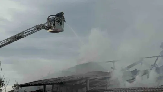 Kocaeli'de mutfak tezgahları üretim tesisinde korkutan yangın