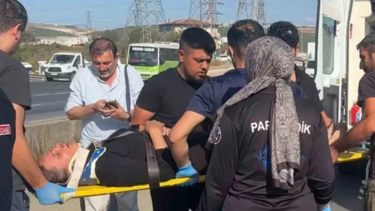 Kocaeli'de oto çekiciyle çarpışan otomobil devrildi: 3 yaralı
