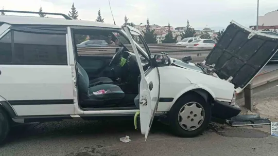Kocaeli'de otomobil bariyerlere çarptı yaralı var