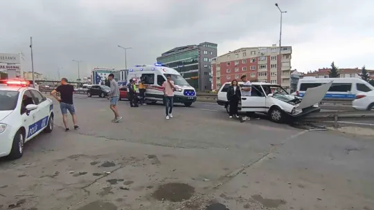 Kocaeli'de otomobil bariyerlere çarptı yaralı var