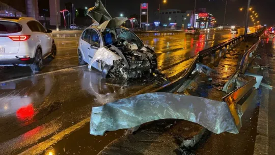 Kocaeli'de otomobil demir bariyerlere çarptı