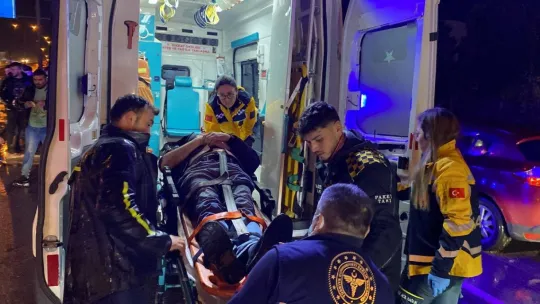 Kocaeli'de otomobil demir bariyerlere çarptı