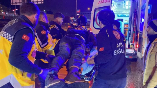 Kocaeli'de otomobil demir bariyerlere çarptı