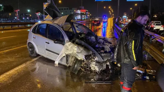 Kocaeli'de otomobil demir bariyerlere çarptı